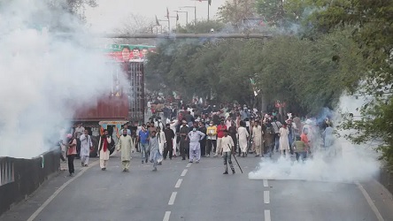 Polis Pakistan Bentrok Dengan Pendukung Mantan Perdana Menteri Imran Khan Di Lahore